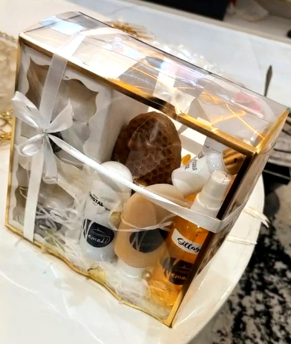 Coffret cadeau Nemali garni de soins, parfums et thiourayes